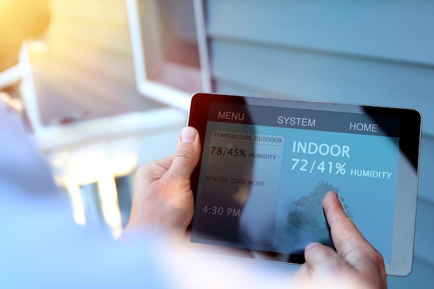 modern UK smart meter and home energy monitor showing dynamic pricing